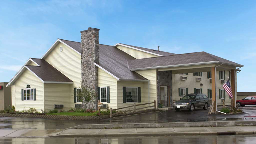 Super 8 By Wyndham Berlin Wi Hotel Exterior photo